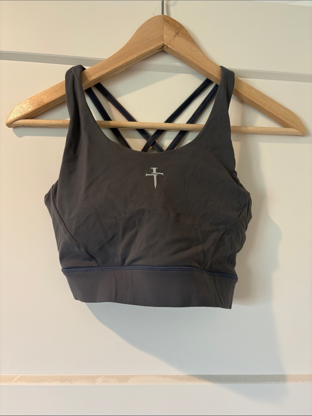 High-Impact Charcoal Cross-Back Sports Bra - Toned Performance
